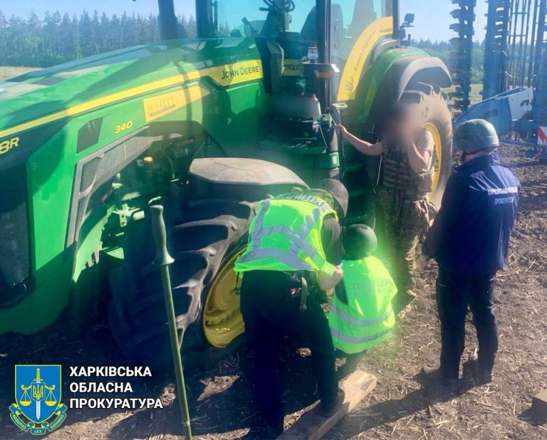 Один трактор на Харьковщине подорвался на мине, во второй — влетел дрон (фото)