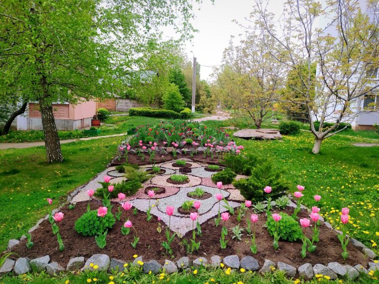 Во дворах и у домов Харькова весной оформли 1407 клумб и рокариев (фото)