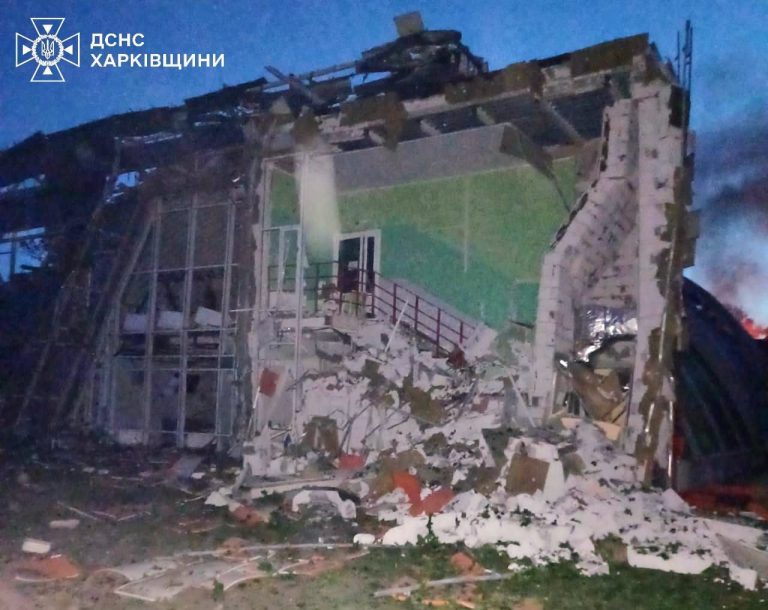 Ночью россияне ударили по Золочеву, есть пострадавшая и разрушения (фото)