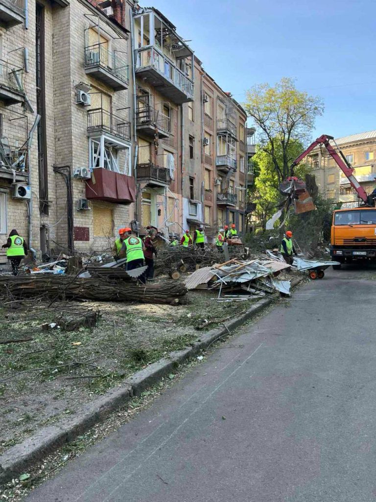 В Харькове устраняют последствия «прилета» по центру (фото)