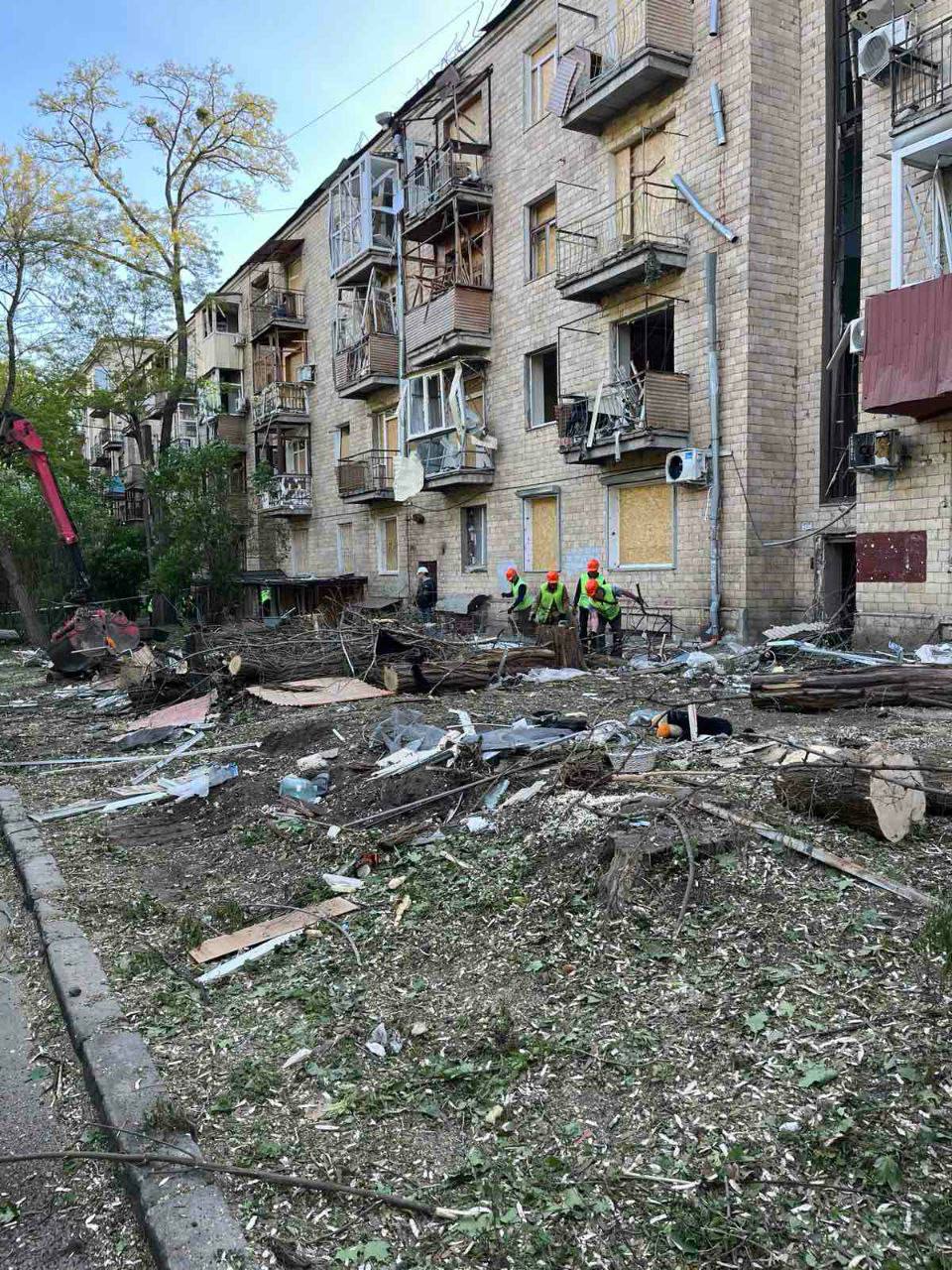 Устраняют последствия прилета в Шевченковском районе Харькова 6 мая 3