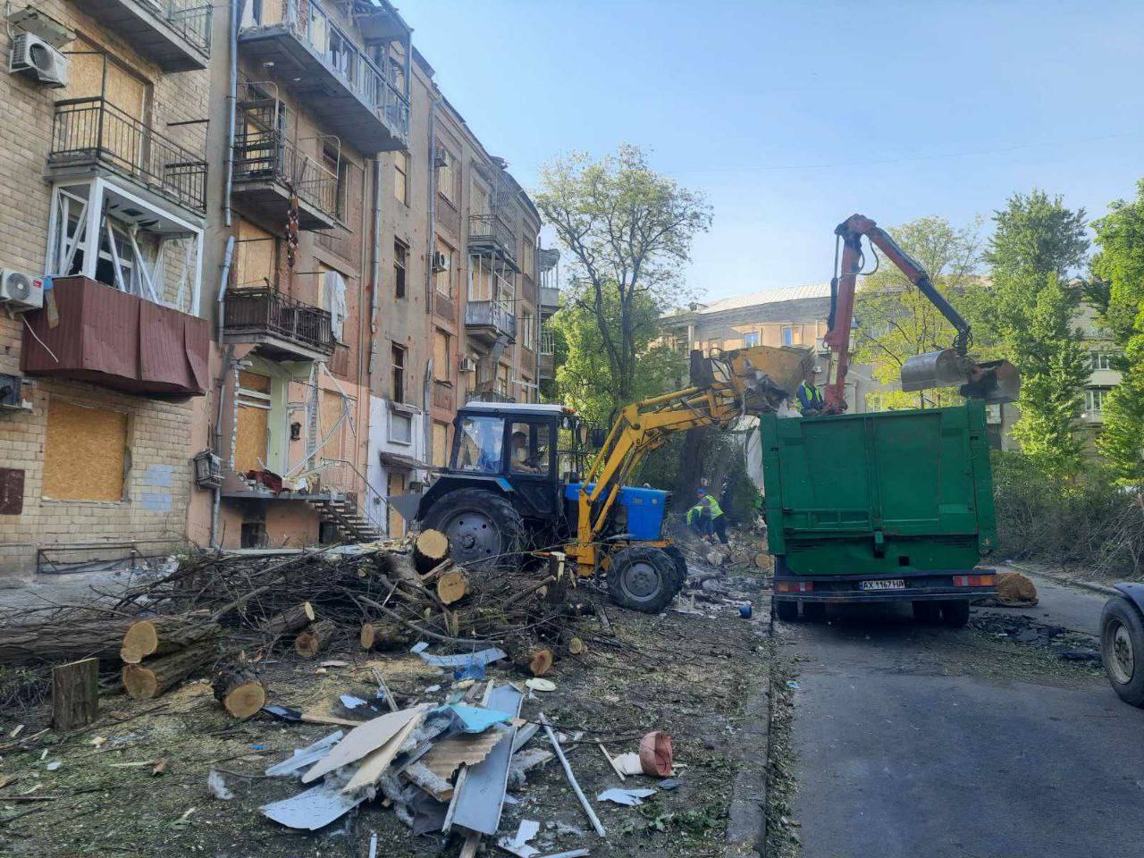 Усувають наслідки прильоту у Шевченківському районі Харкова 6 травня 5