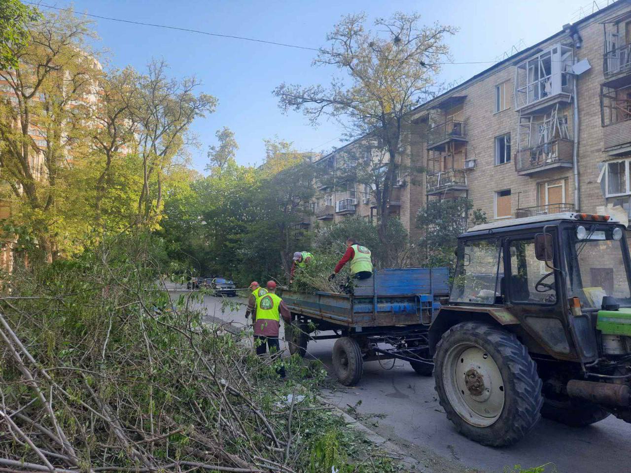 Усувають наслідки прильоту у Шевченківському районі Харкова 6 травня 7