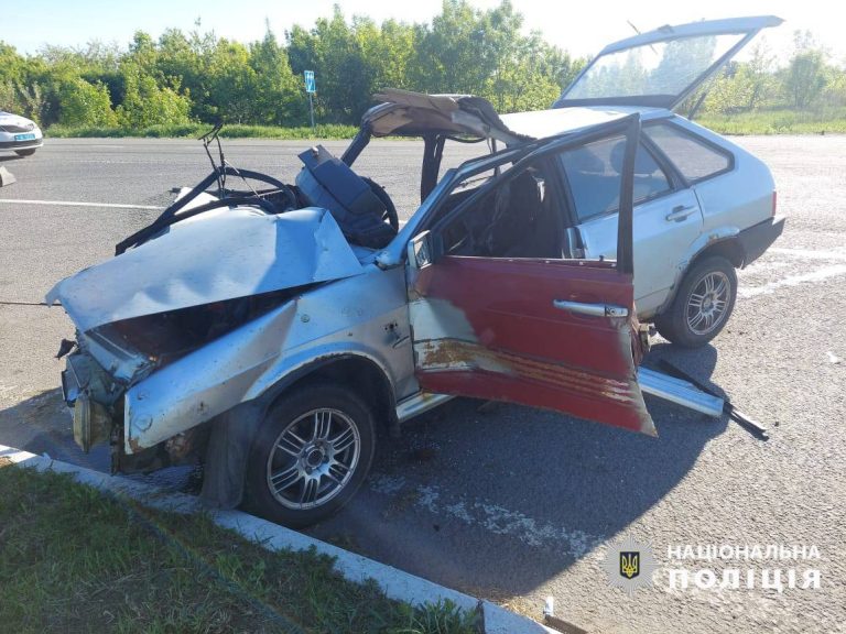 ДТП на Харківщині: автівки розбиті, один із двох постраждалих важкий (фото)