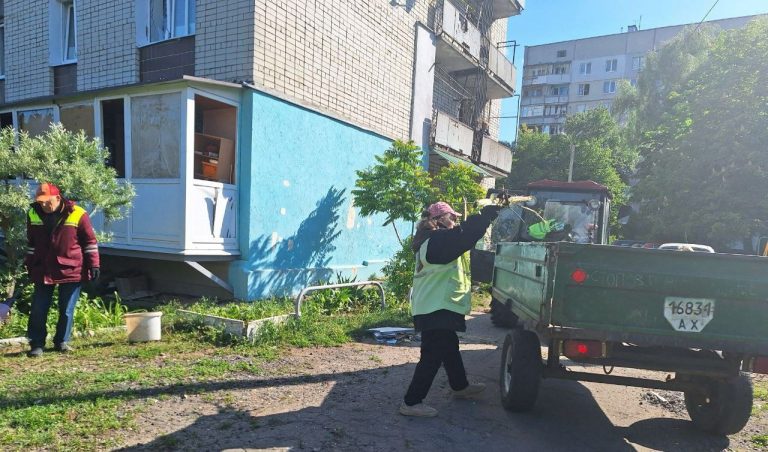 В Харькове ликвидируют последствия утреннего «прилета» (фото)