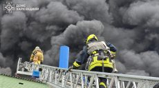 Авиаудар по Харькову: ГСЧС показала, как тушат пожар, пострадавших 29 (фото)