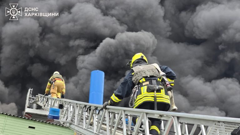 ГСЧС показала, как тушат пожар из-за удара по Харькову. Пострадавших 29 (фото)