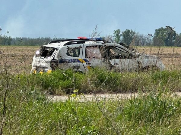 Ехал эвакуировать людей: дрон РФ ударил по полицейскому авто на Харьковщине