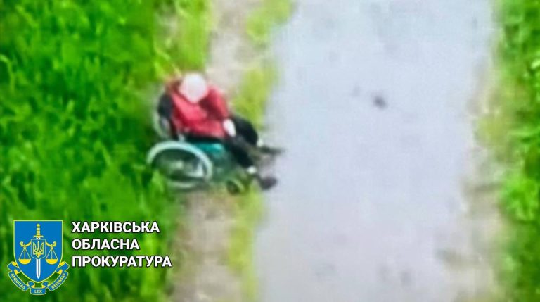 Росіяни розстріляли жінку в колісному кріслі під час евакуації з Вовчанська