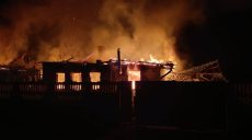 Ночной удар по Боровой на Харьковщине: есть раненый, сгорели два дома (фото)