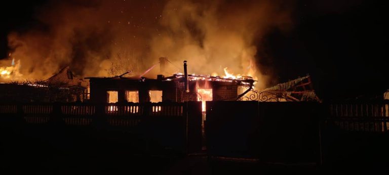 Нічний удар по Боровій на Харківщині: є поранений, згоріли два будинки (фото)