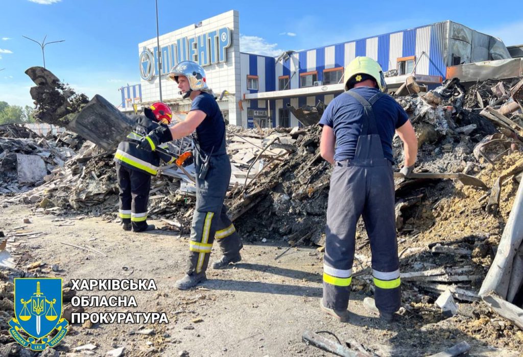 18 загиблих, 50 поранених: зросла кількість жертв удару по Епіцентру в Харкові