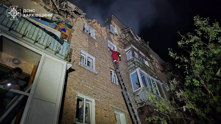 У Харкові тривають аварійно-рятувальні роботи: 24 постраждалих (відео)