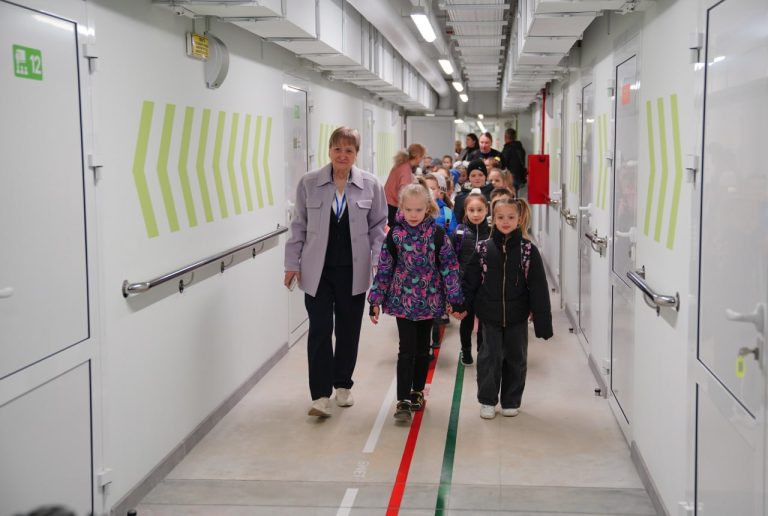 230 детей пришли сегодня в первую подземную школу Харькова
