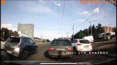 Водителя, не пропустившего скорую на дороге, копы задержали в Харькове
