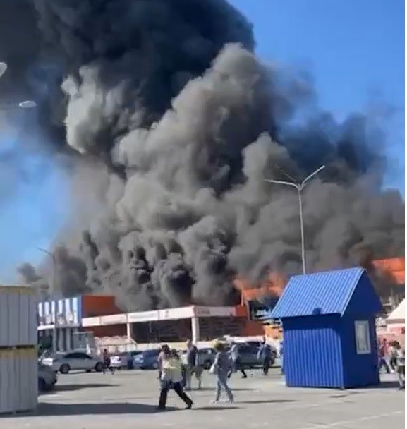 Во время удара уборщицы и персонал были в зале супермаркета Харькова (видео)