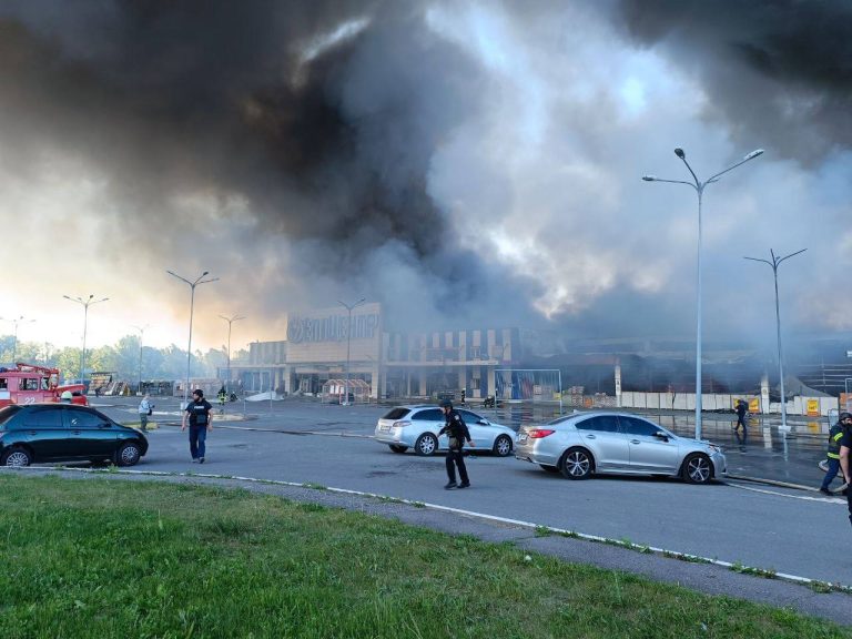 Зеленский: РФ ударила по гипермаркету Харькова в субботу, посреди дня (видео)