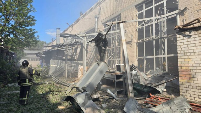 7 мужчин и 4 женщины ранены в Харькове из-за ударов УМПБ (фото, видео)