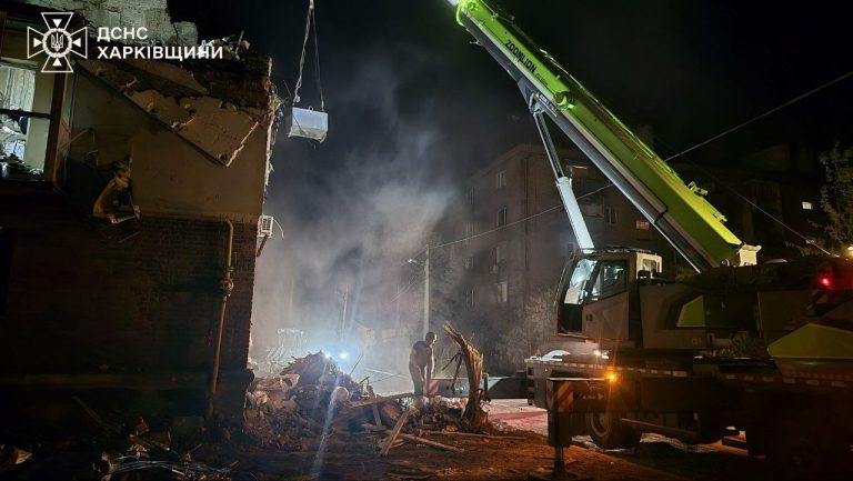 Удар по будинку в Харкові: з-під завалів дістали тіло ще однієї жертви