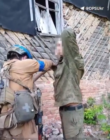 У Вовчанську поранений окупант замість евакуації потрапив у полон (відео)
