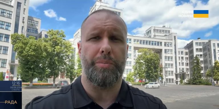 По території між приватними будинками росіяни вдарили КАБами у Харкові