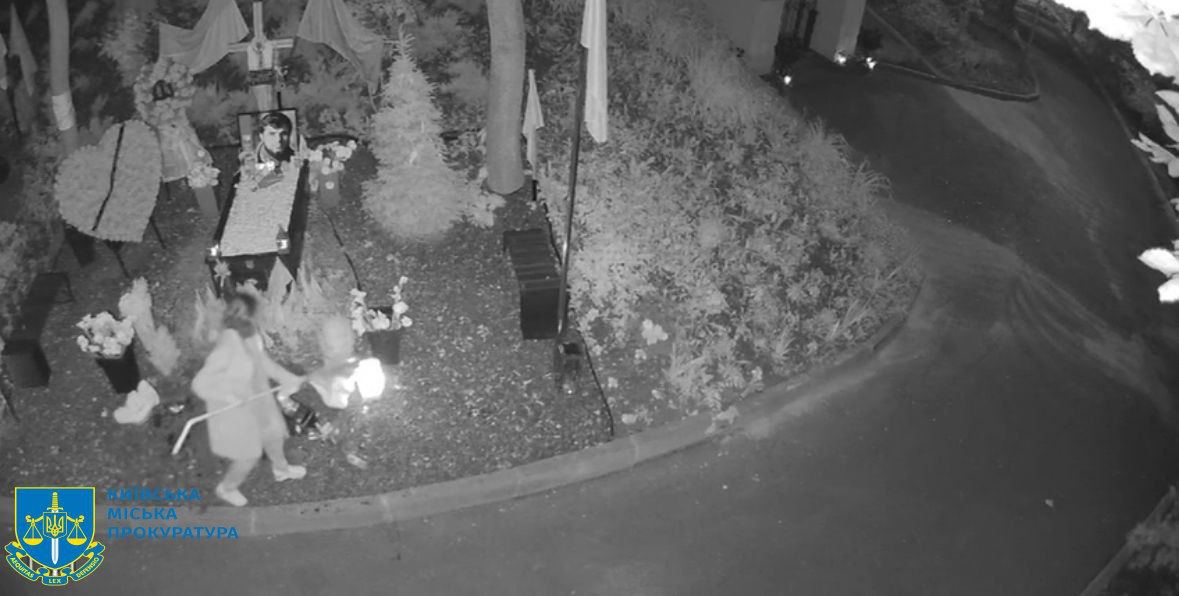 Могилу харків’янина «Джуса» невідома жінка потрощила у Києві (відео, фото)