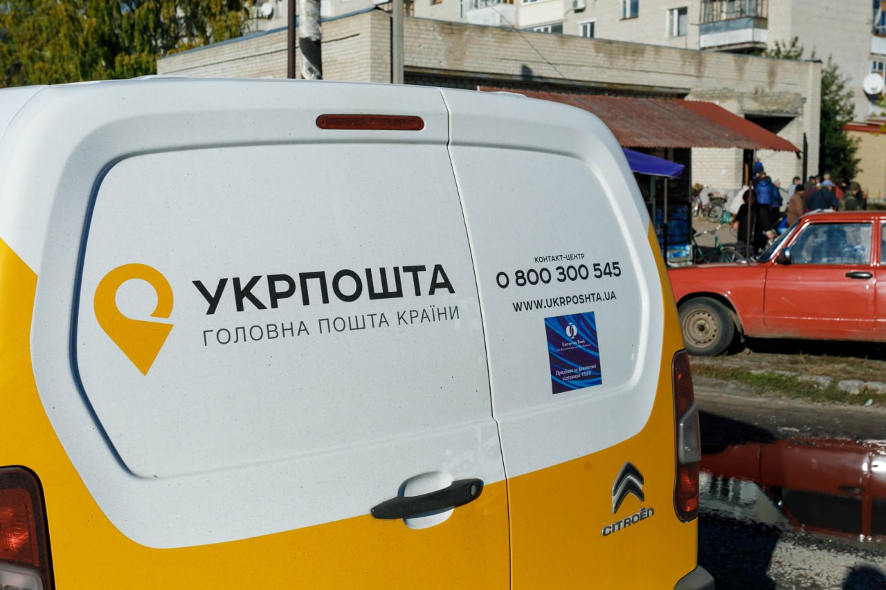 Дрон РФ вдарив по машині Укрпошти у Вовчанській громаді: працівниця загинула