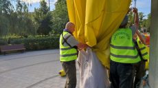 В ожидании грозы и шквалов: в Харькове заменили флаг Украины на флагштоке