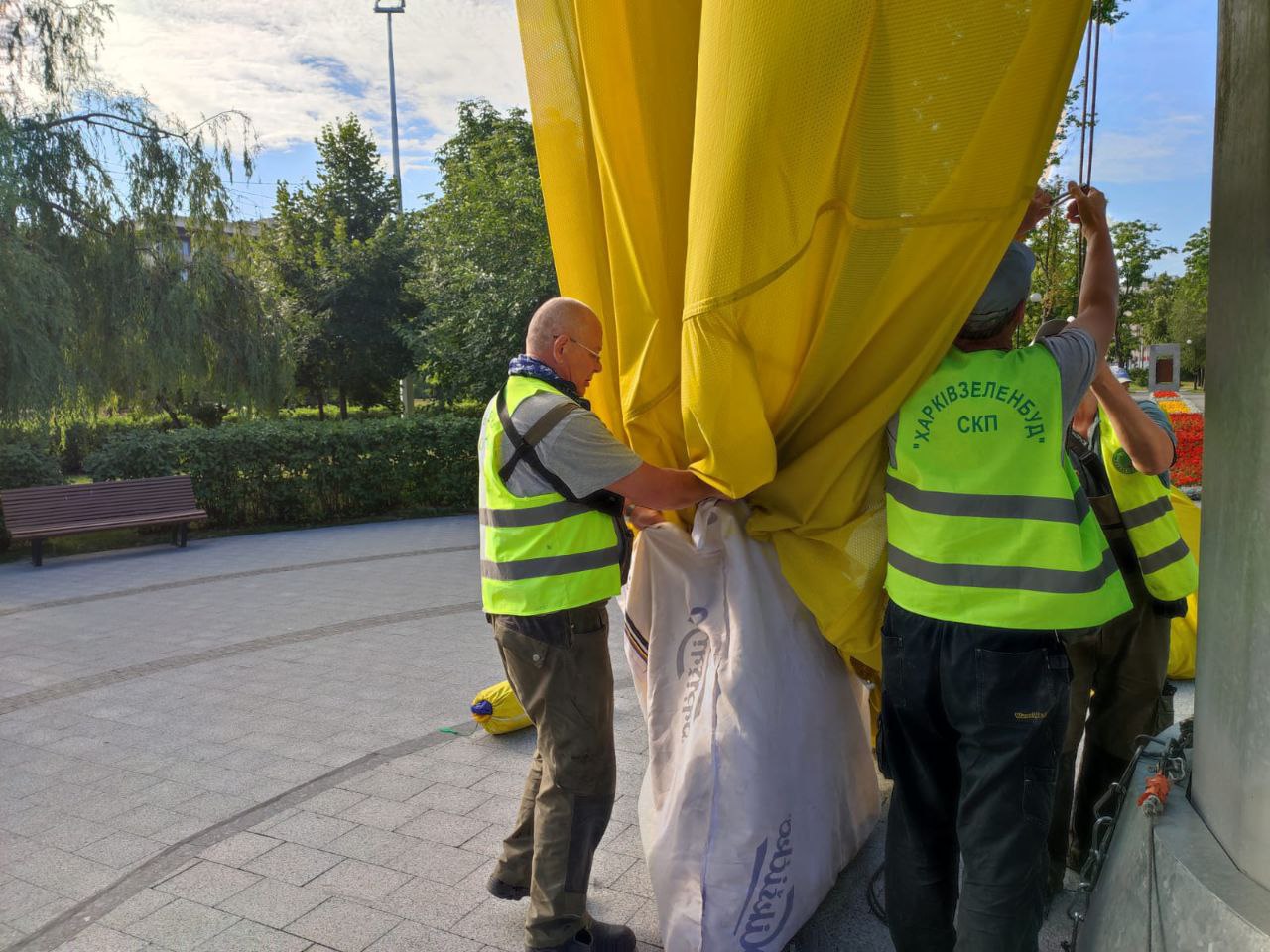В очікуванні грози та шквалів: у Харкові замінили прапор України на флагштоку