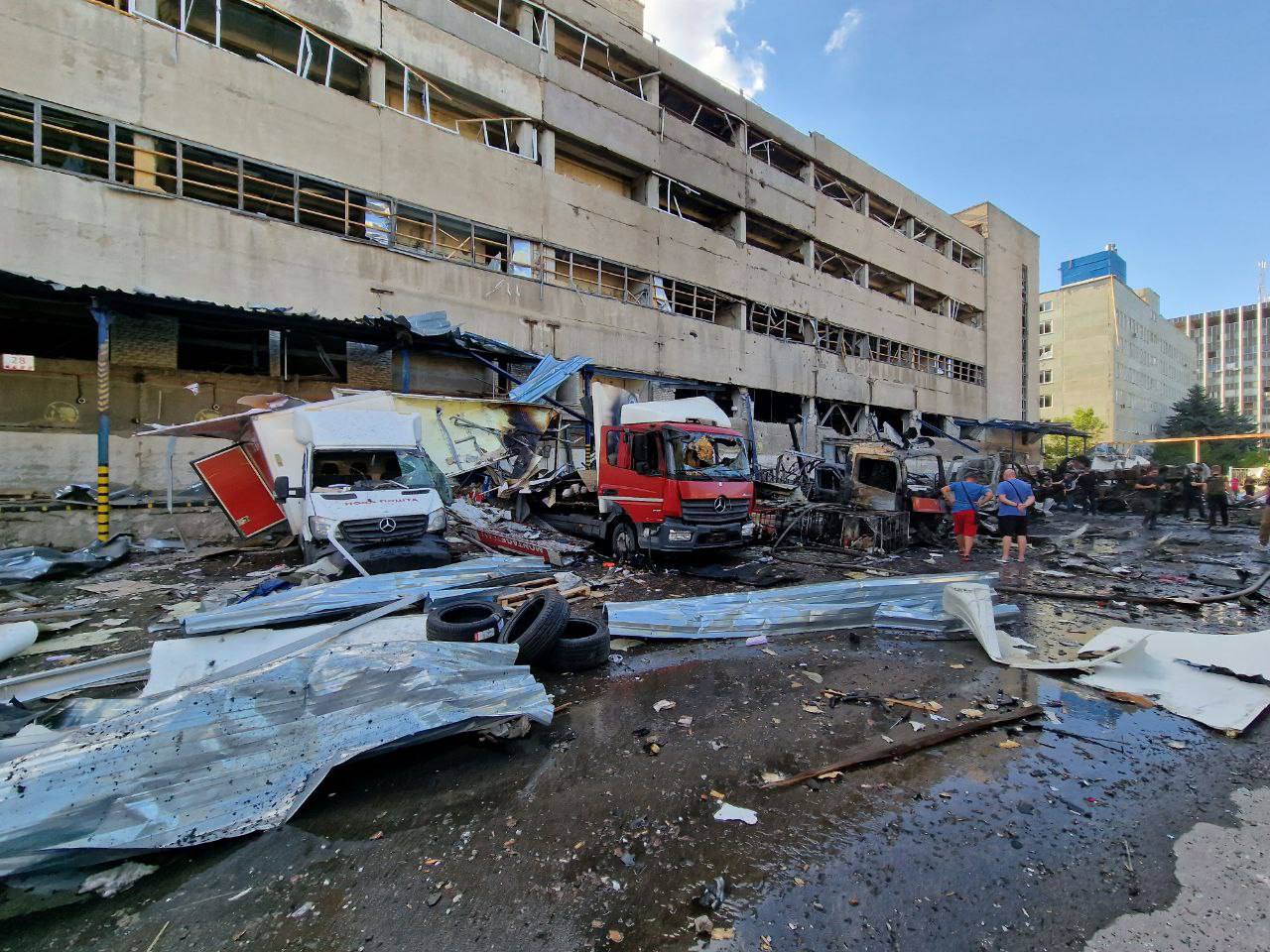 Півтонну авіабомбу ФАБ-500 скинули на Нову пошту у Харкові (фото, відео)