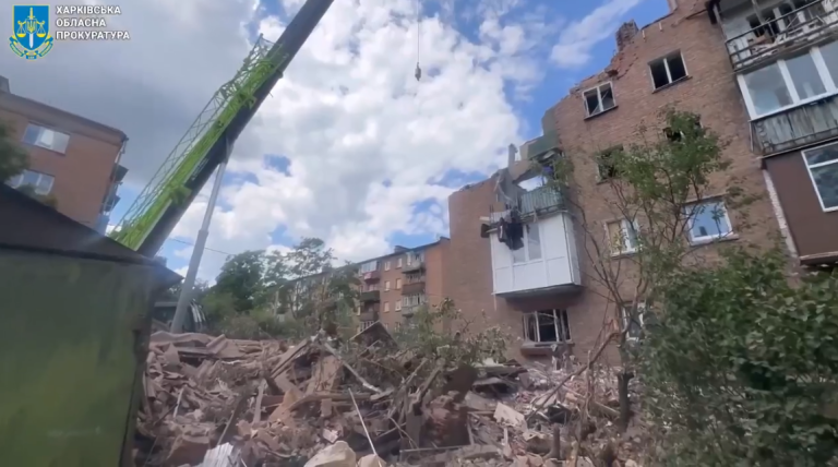 В Харькове продолжают разбирать завалы разрушенного дома: погибших 8 (видео)