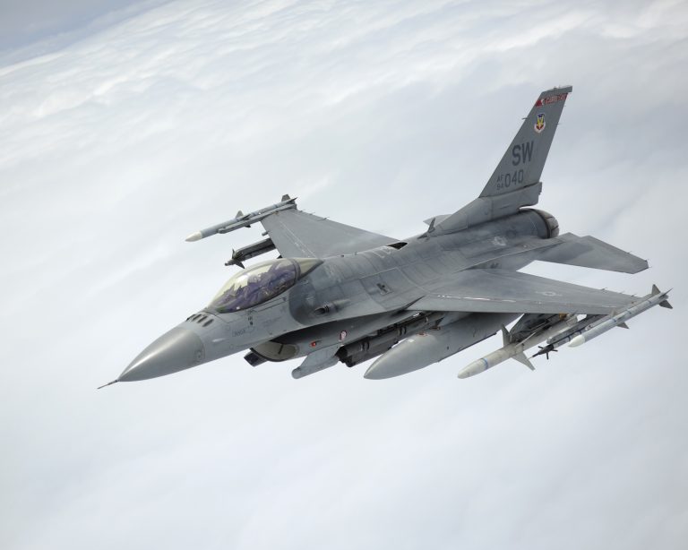 Украина потеряла еще один F-16: летчик живой — официально