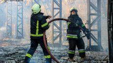 Грузовик выгорел в ангаре в Слободском районе Харькова
