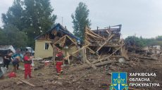 Последствия авиаудара по селу в Харьковской области показала прокуратура