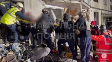 Первые минуты после удара РФ по дому на Салтовке (видео)