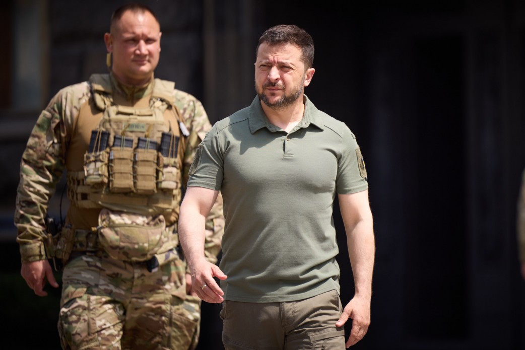 Зеленский сказал, что Россия должна пойти на три буквы