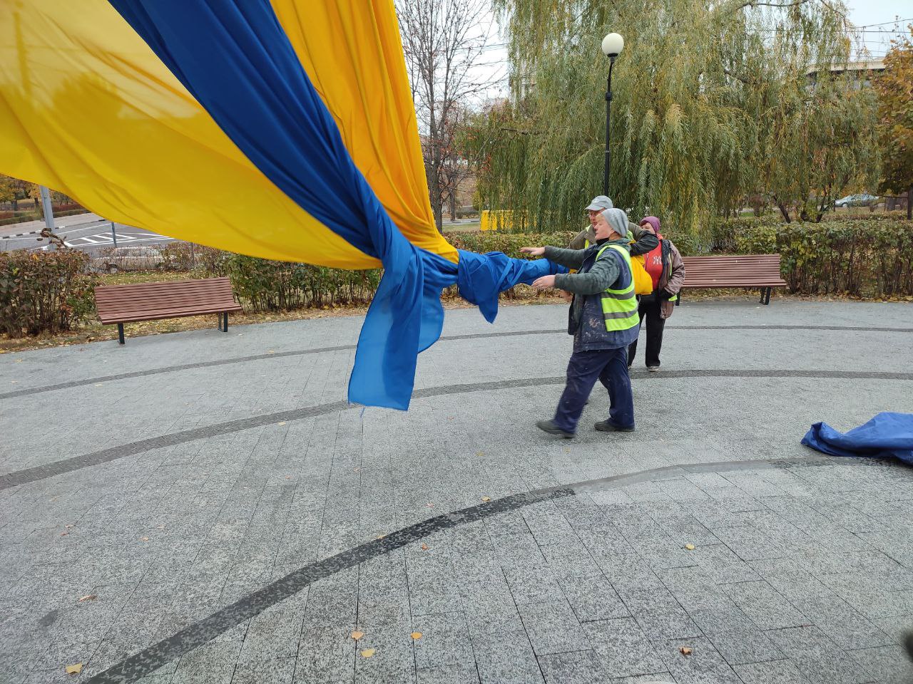 У Харкові зняли великий прапор із головного флагштока міста – причина
