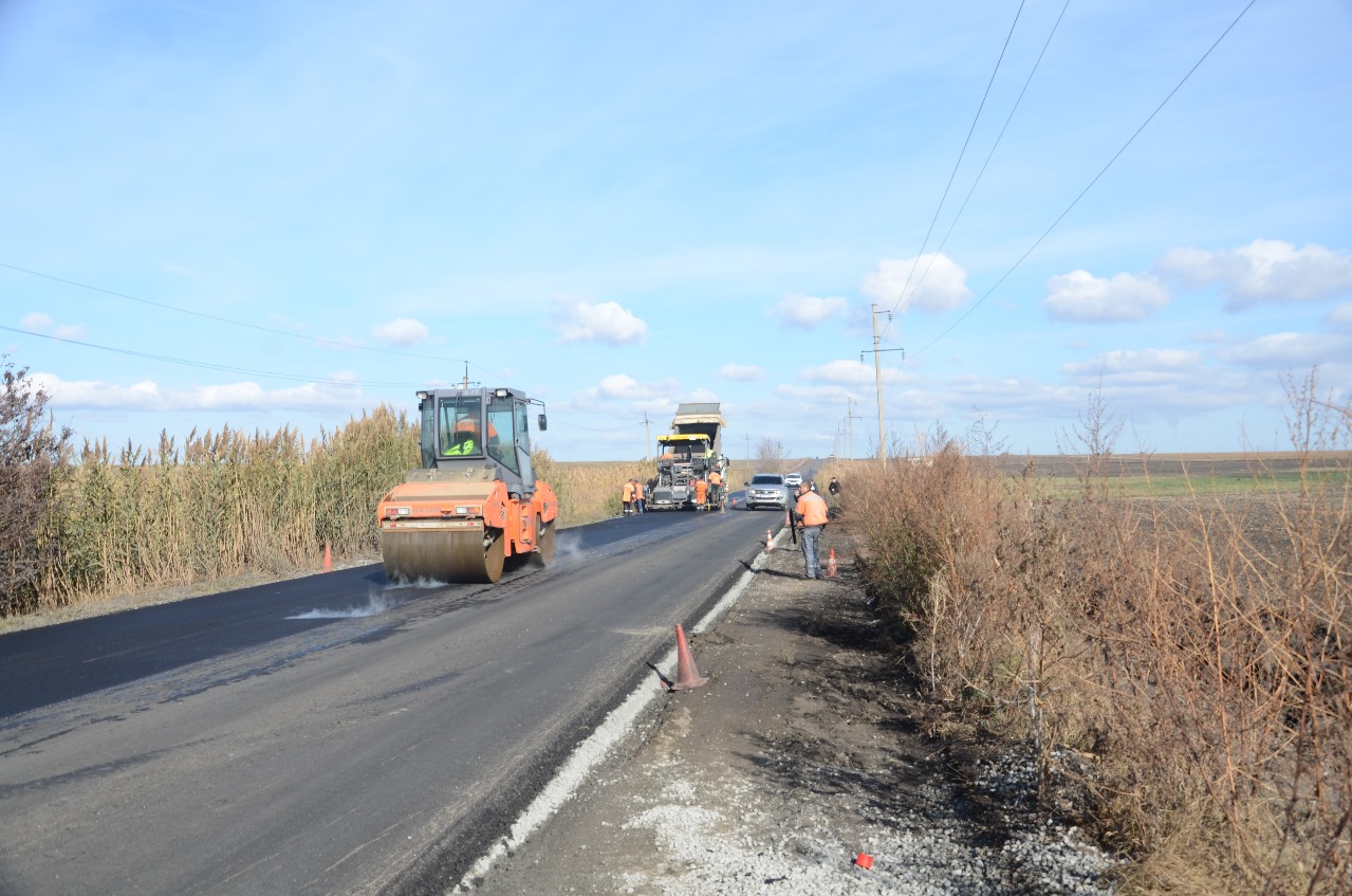 Важливу дорогу на Харківщині довелось ремонтувати після спеки (фото, відео)