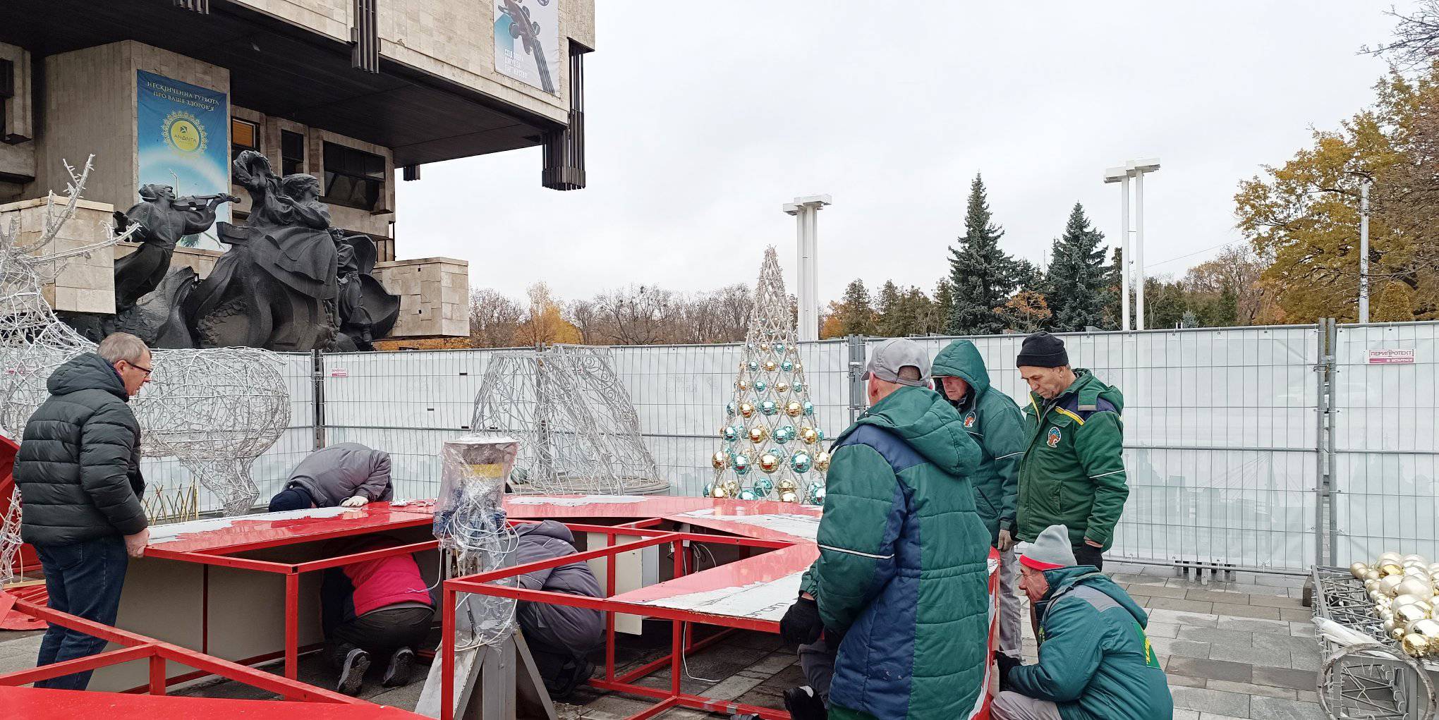Олень, фотозона, снежинка: Харьков продолжают украшать к новогодним праздникам