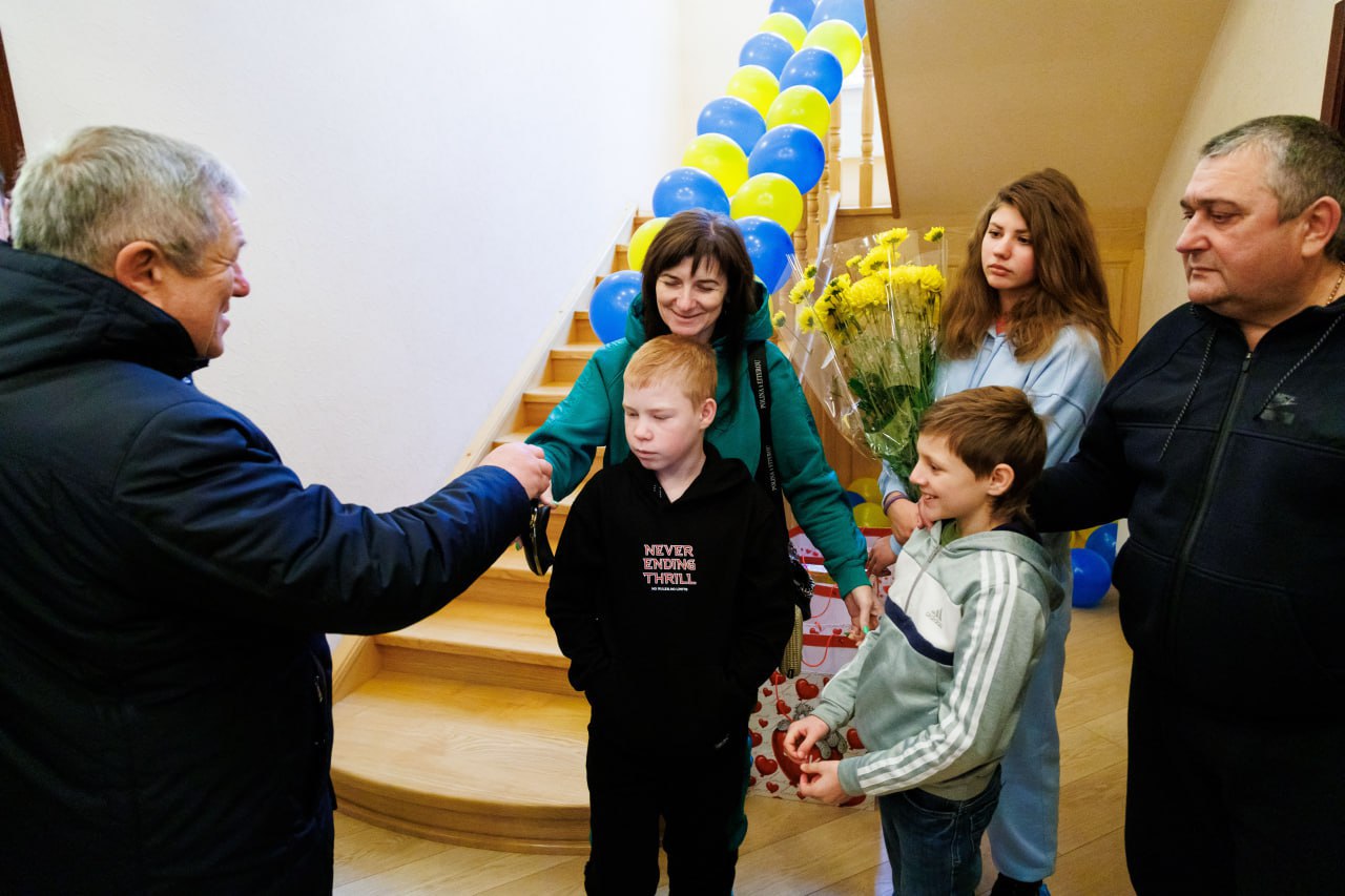 Двом багатодітним родинам переселенців дали житло на Харківщині