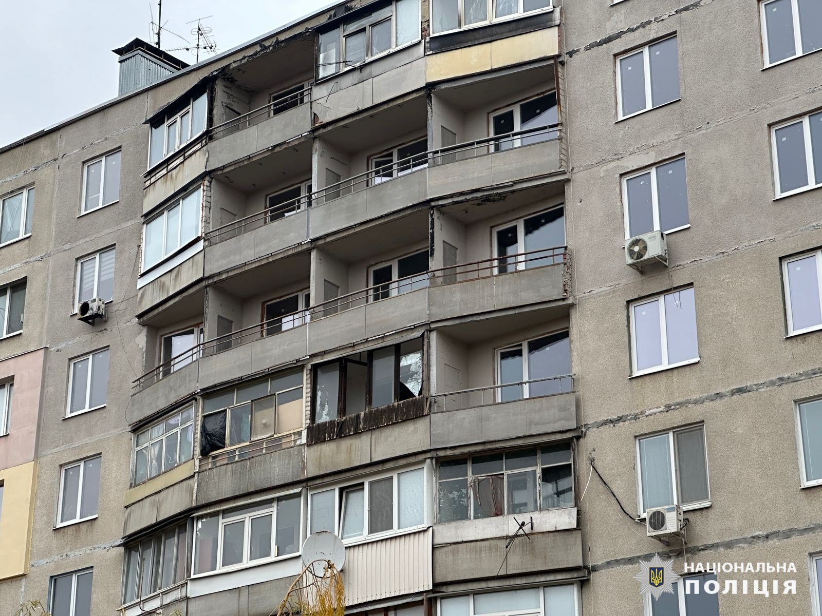 Вражеский БпЛА ударил днем ​​по Салтовке: пострадали две женщины, последствия
