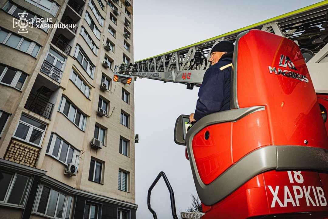 В Харькове бойцы ГСЧС поднимались на вышке на 24-этажку: что случилось (фото)