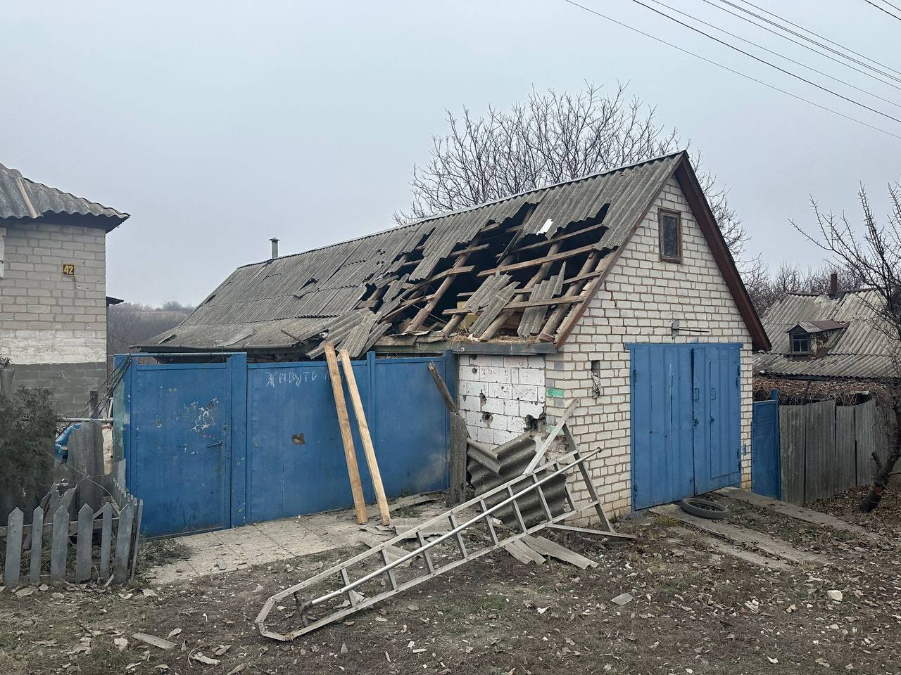 Поранена пенсіонерка, зруйновані 12 будинків: РФ била по Куп’янському району