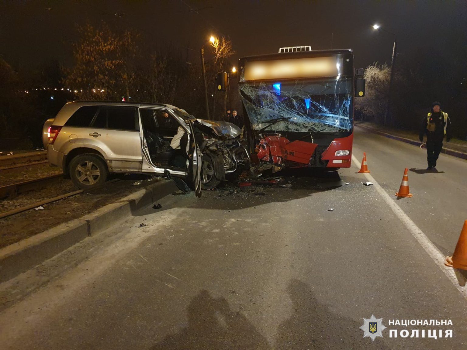 Є постраждалі: у Харкові водій виїхав на зустрічку і влетів в автобус