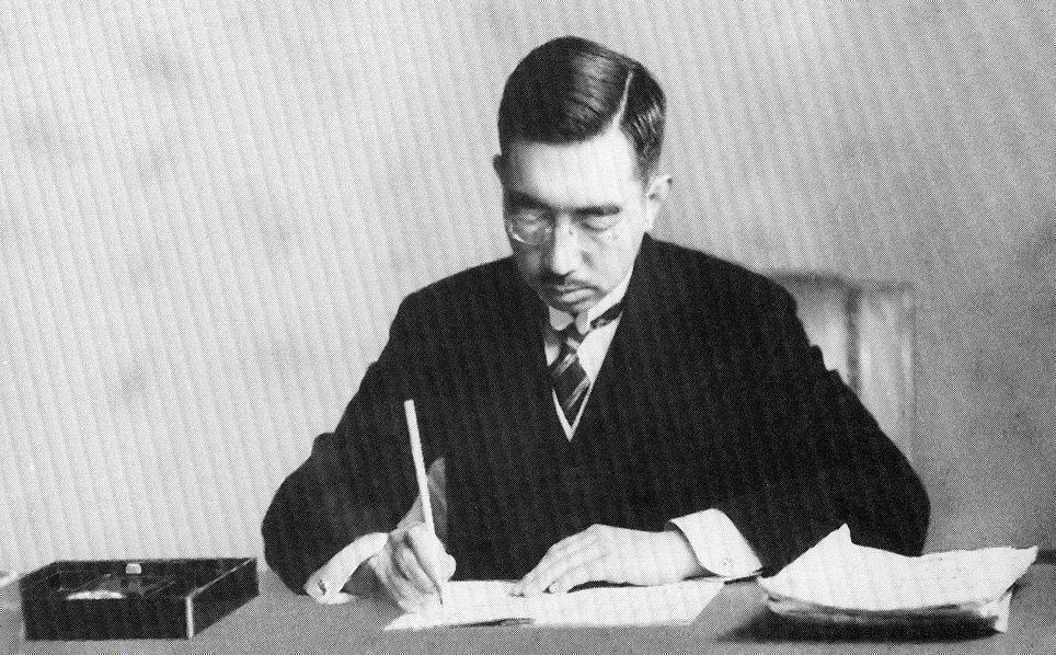 Імператор Хірохіто підписує конституцію Японії