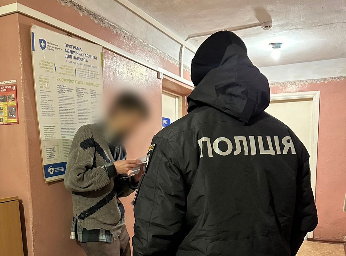 Харьковчанин набросился с ножом на полицейского в ходе проверки документов