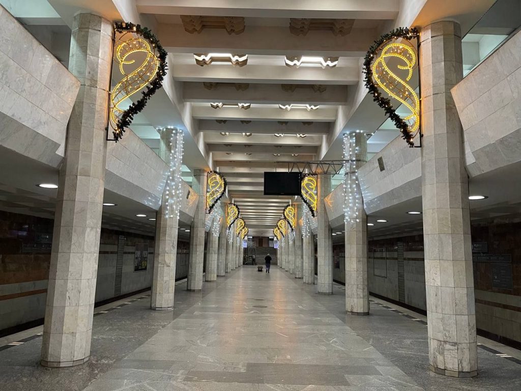 Ще одна станція метро у Харкові стала новорічною (фото)
