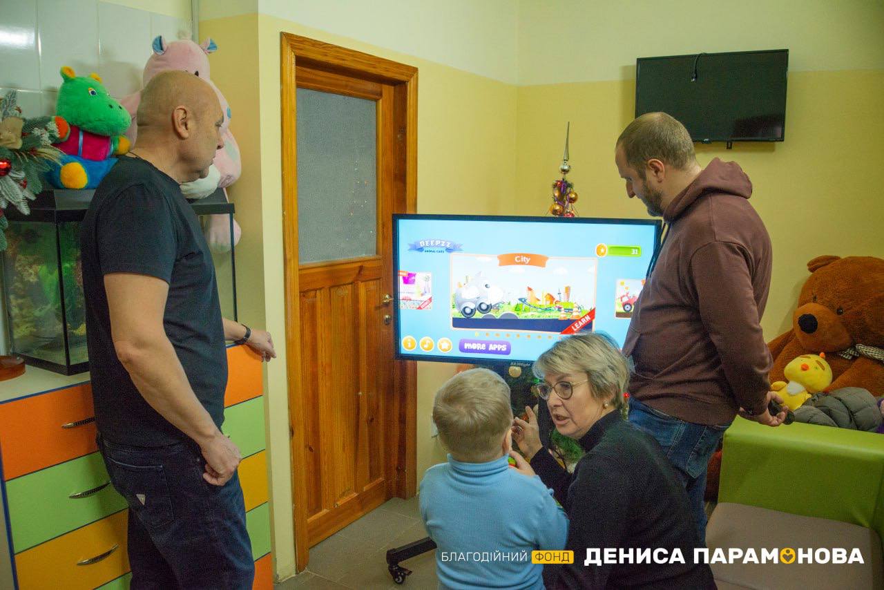 Денис Парамонов подарил интерактивную доску детскому центру «Гиппократ»