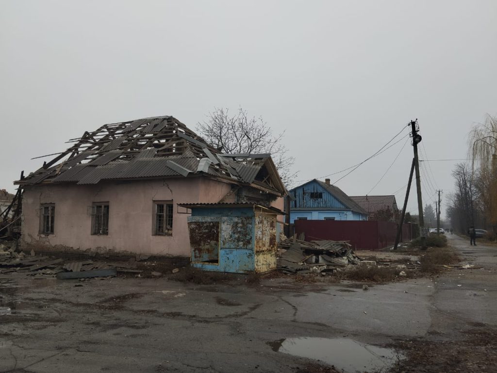В Златополь на Харьковщине вернули свет после ракетного обстрела (фото)