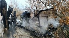 Спасатели под угрозой повторных ударов тушили пожар на Харьковщине (фото)
